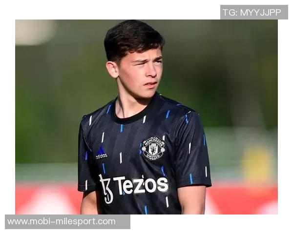 小将谢伊莱西随曼联一线队训练全力备战埃弗顿挑战赛 小将谢伊莱西随曼联一线队训练全力备战埃弗顿挑战赛